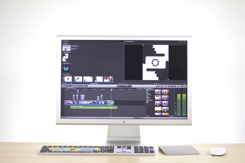 Videoschnitt-Software auf einem großen Monitor