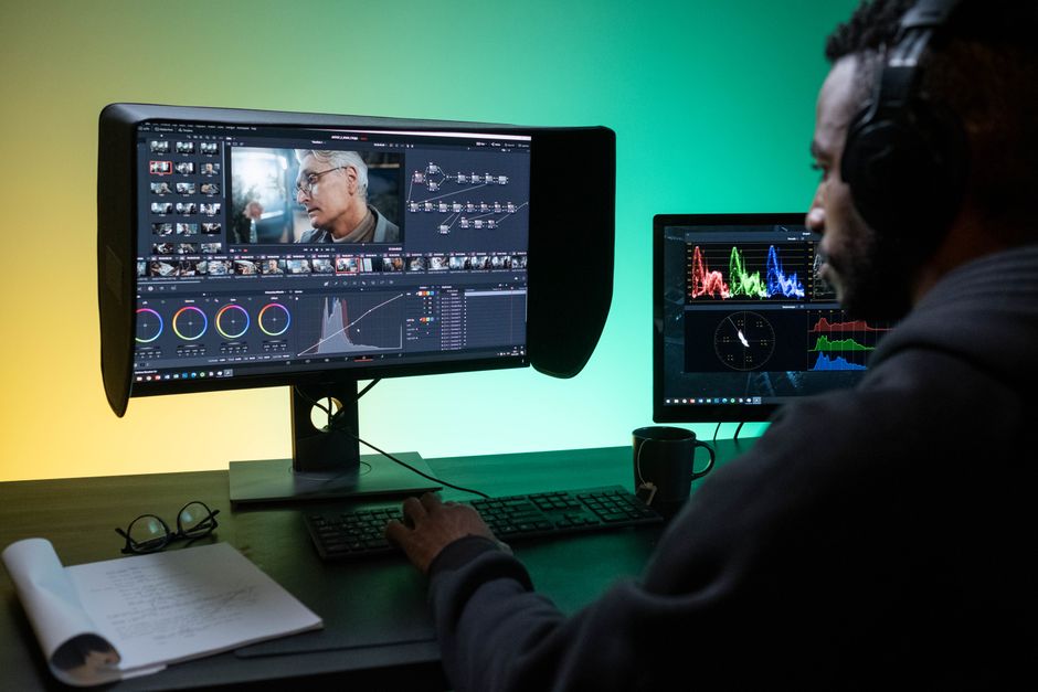 Schnittstelle auf zwei Monitoren mit Zeitleiste