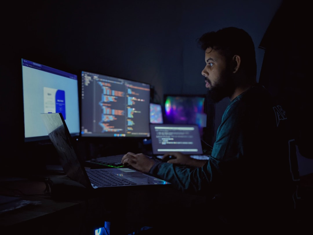 Videoschnitt-Arbeitsplatz mit drei Monitoren und professioneller Bearbeitungsoberfläche