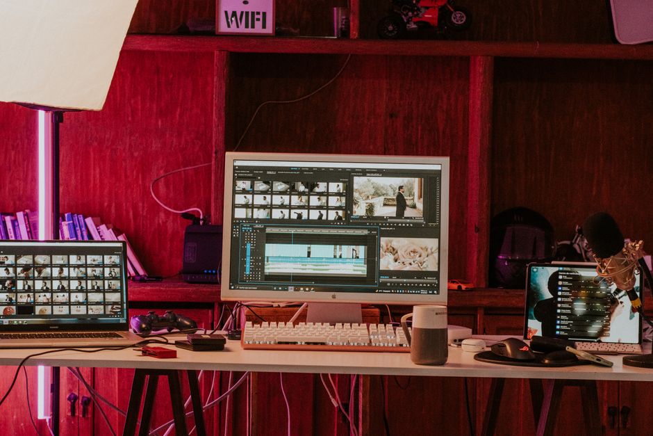 Professionelles Videoproduktions-Studio mit Mikrofonen und Monitoren