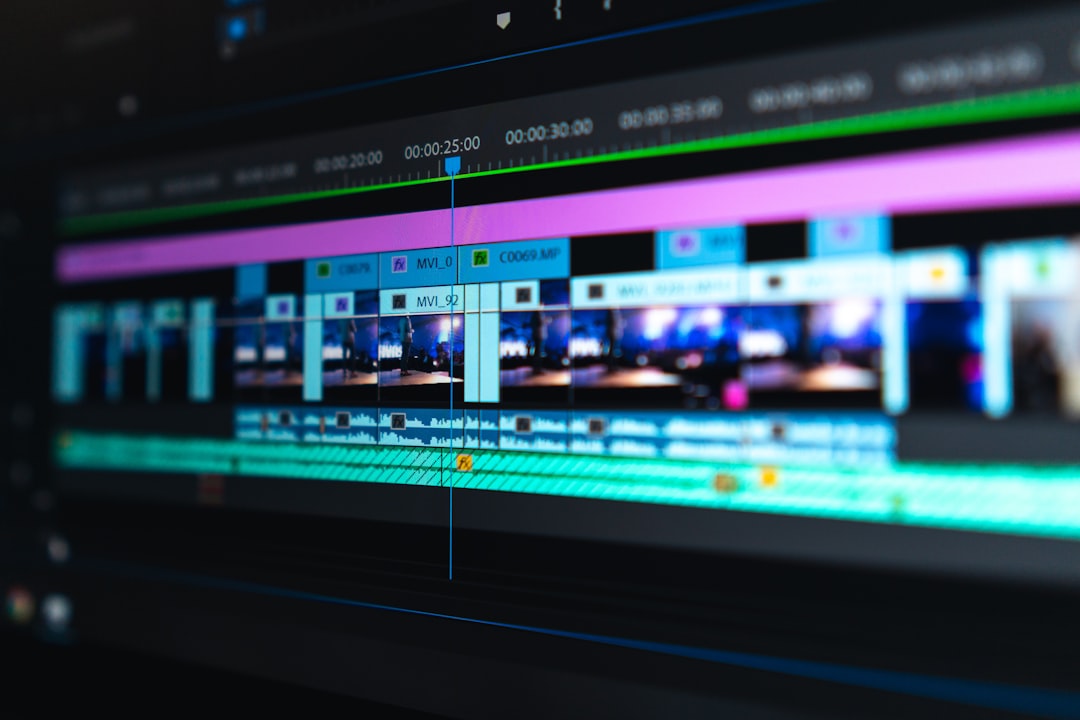 Videoschnitt-Timeline mit mehreren Spuren und Schnittmarkierungen